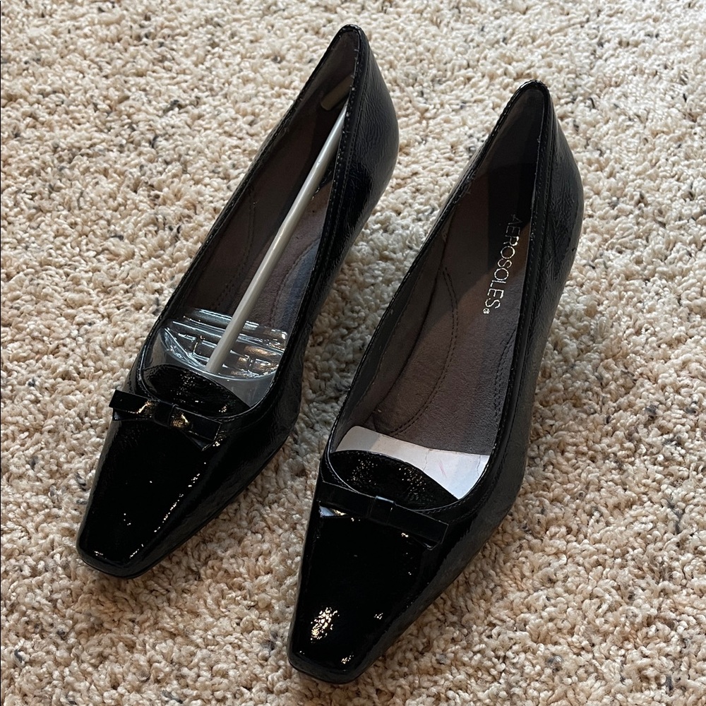 Aerosols patent leather kitten heels with bow. Size 8